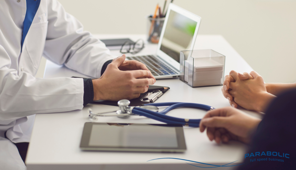 Medico che risponde alle domande di un paziente durante una visita.