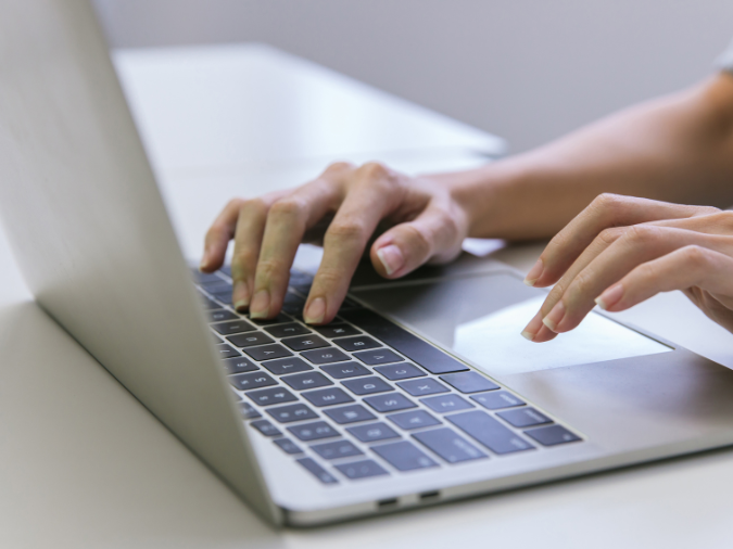 Persona che utilizza strumenti online per monitorare le ricerche di domande frequenti dei pazienti.