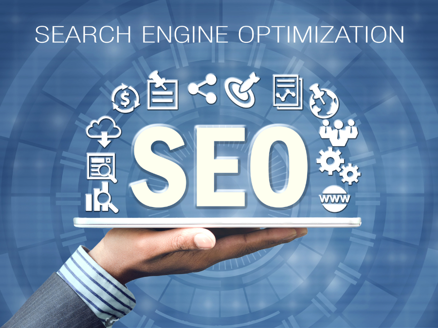 Professionista SEO al lavoro con grafici e strumenti digitali sullo schermo.