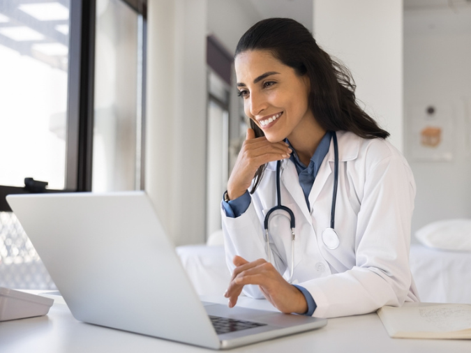Medico che risponde a una recensione online sulla propria attività sanitaria