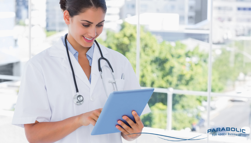 Medico che controlla la scheda Google My Business e le recensioni online