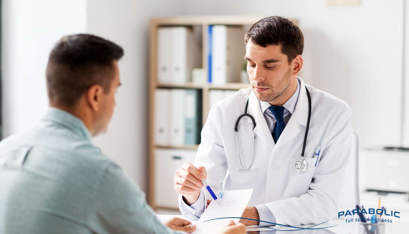 Medico che spiega informazioni a un paziente utilizzando un tablet.