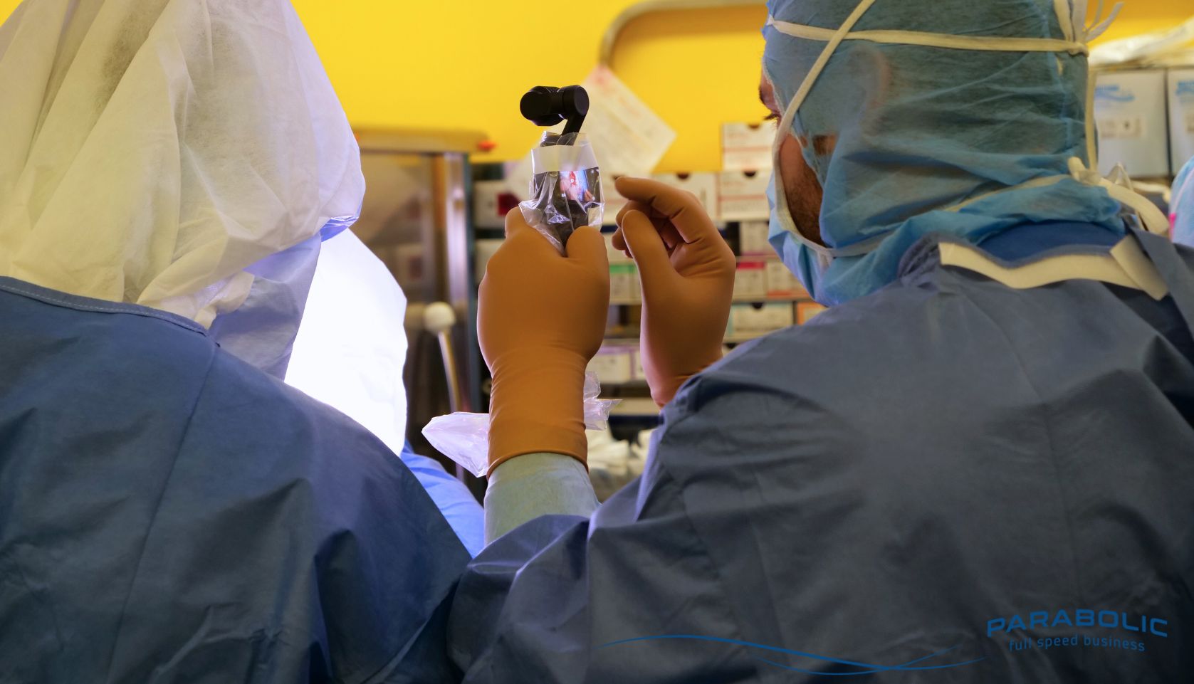 Medico registra un video educativo per TikTok nello studio sanitario