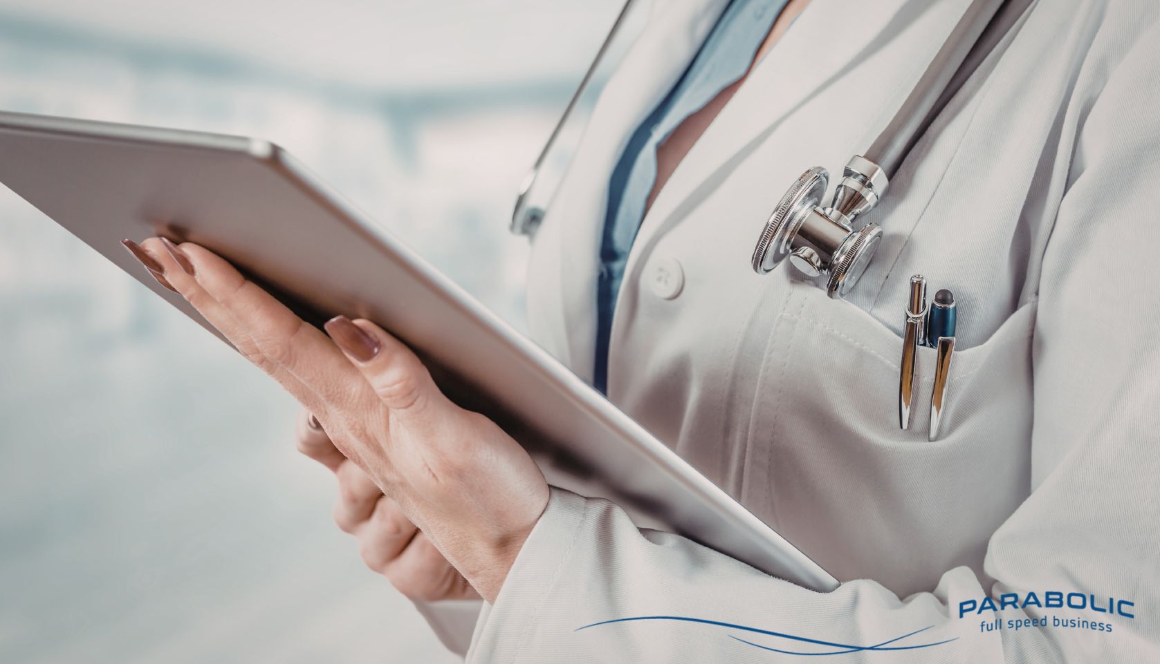 Medico in ambulatorio utilizza Telegram per la comunicazione diretta con pazienti e colleghi